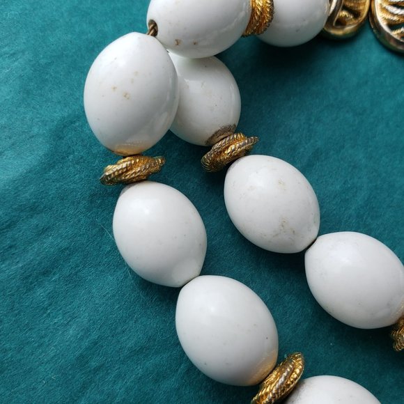 2/15$ Vintage Monet white beads and gold tone bracelet - Picture 3 of 5